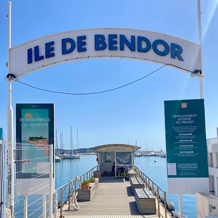 Plage, Resto Et Port A 1min Bandol